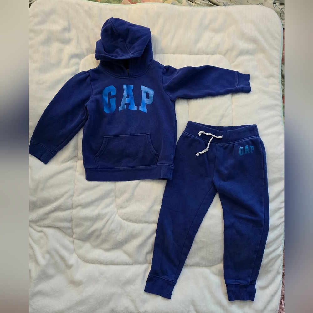 GAP Kids sweatsuit sz 5
